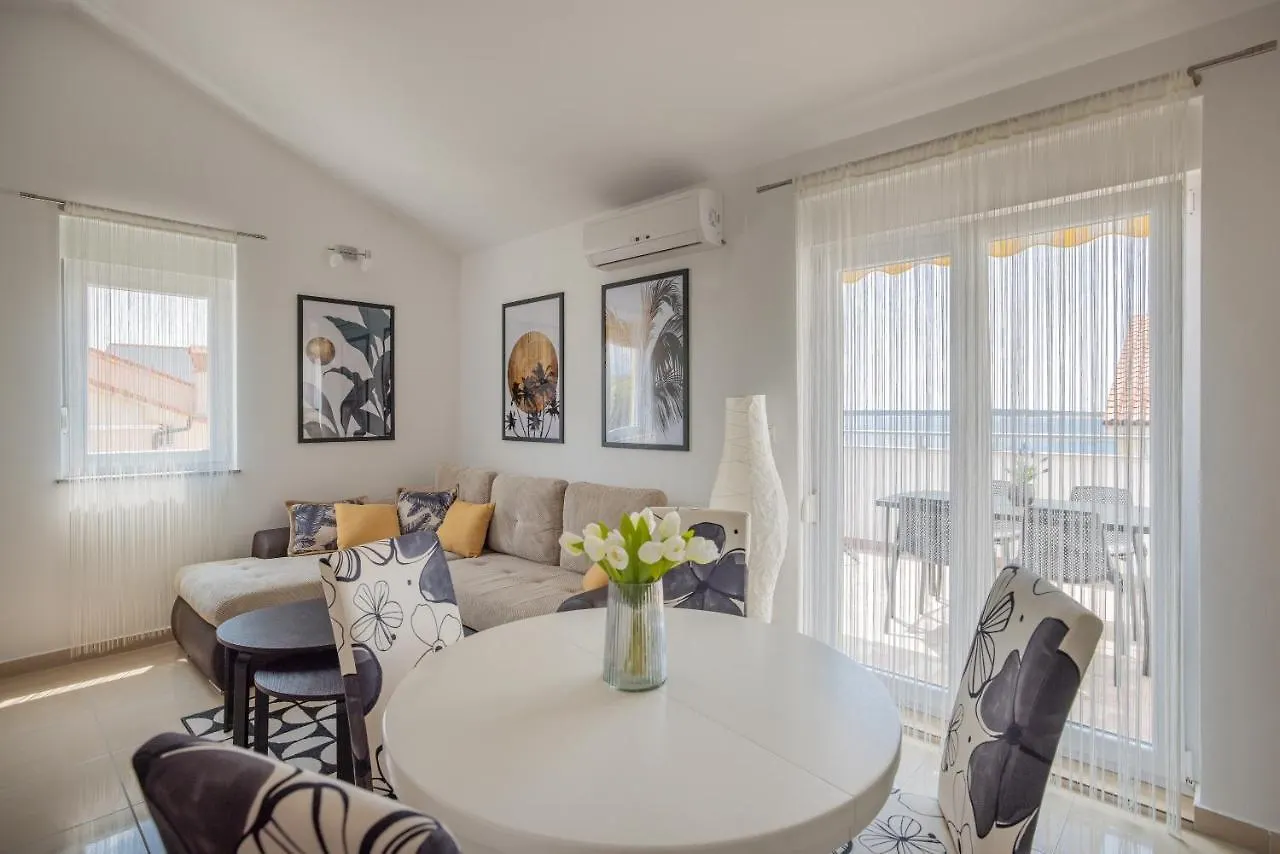 Chill 4 Real Sea View Mandre Apartment